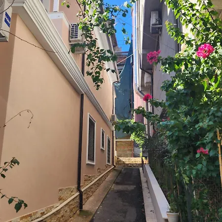Center 2 * Durrës